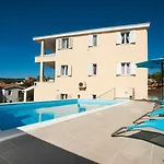 Laguna With Pool