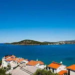 Laguna With Pool Apartamento Ražanj