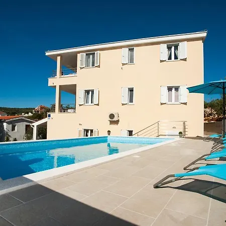 Laguna With Pool