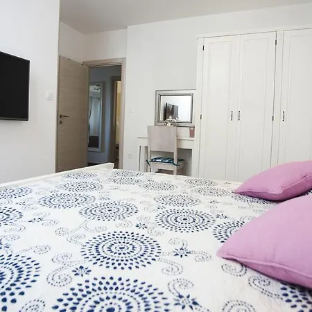 Laguna With Pool Apartment Razanj