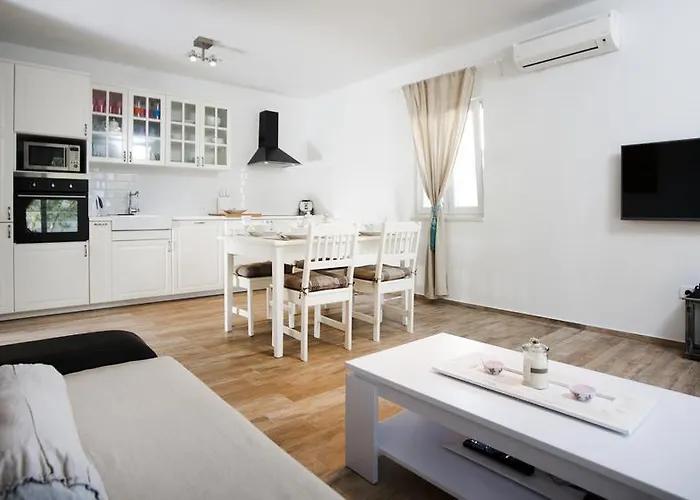 Apartament Laguna With Pool